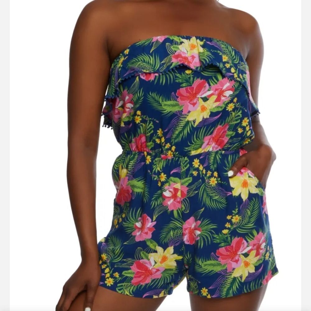 Love by Chesley Floral strapless Romper Size Medium NWT